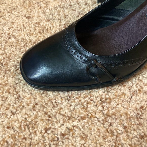 Round toed women’s shoe with eyelet and leather bow detail around toe vamp. - Picture 3 of 3